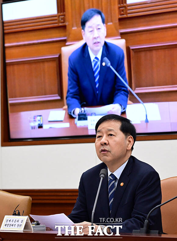 구윤철 부총리 겸 재정경제부 장관이 30일 오후 서울 종로구 정부서울청사에서 열린 비상경제본부회의 겸 경제, 대외경제관계장관회의에 참석해 모두발언을 하고 있다. /임영무 기자