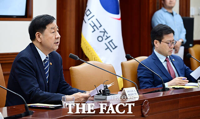 구윤철 부총리 겸 재정경제부 장관이 30일 오후 서울 종로구 정부서울청사에서 열린 비상경제본부회의 겸 경제, 대외경제관계장관회의에 참석해 모두발언을 하고 있다. /임영무 기자