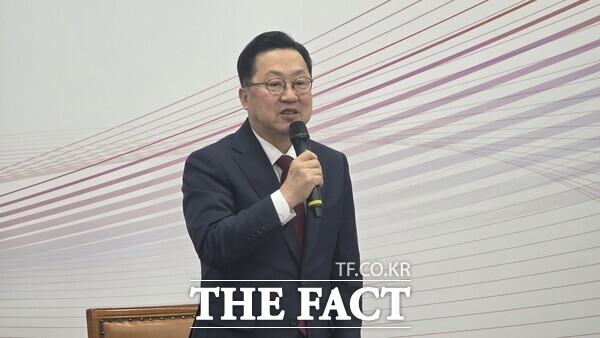 이장우 대전시장이 30일 대전시청 기자실에서 기자간담회를 갖고 제9회 전국동시지방선거 대전시장 재선 출마에 대한 소회를 밝히고 있다. 이 자리에서 이 시장은 권선택 전 대전시장을 향해 이중적인 태도라며 강한 비판을 가했다. /정예준 기자