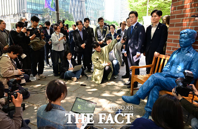 정원오 더불어민주당 서울시장 후보가 노동절을 하루 앞둔 30일 서울 종로구 청계천로 아름다운청년 전태일기념관 앞에서 노동공약을 발표한 뒤 전태일 동상을 쓰다듬고 있다.