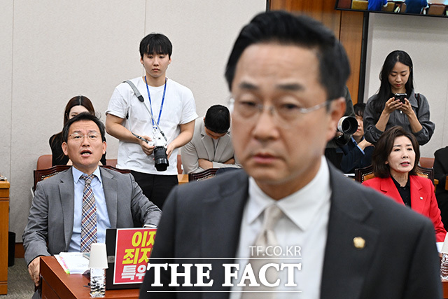 서영교 위원장에게 항의하는 김형동 국조특위 야당 간사(오른쪽).