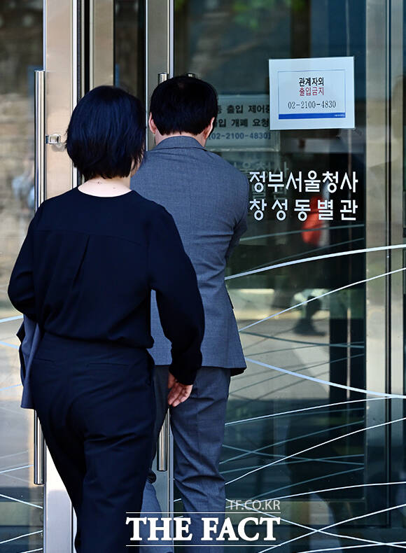 중대범죄수사처(중수청) 개청 준비단이 업무를 개시한 가운데 30일 오후 서울 종로구 창성동 정부서울청사 창성동 별관에는 관계자들이 분주히 움직이고 있다. /임영무 기자