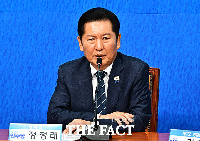 정청래 더불어민주당 대표(왼쪽)가 30일 오전 서울 여의도 국회에서 열린 3차 인재영입식에 참석해 6.3 재보궐선거 제주 서귀포시 후보로 영입한 김성범 전 해수부 차관에게 파란색 점퍼를 입혀주고 있다. /국회=배정한 기자