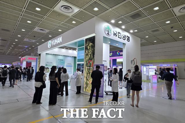 올해 창립 100주년을 맞은 유한양행은 알레르기 치료제 후보물질 레시게르셉트(YH35324)를 비롯해 면역항암제 YH32367·YH32364, 표적항암제 YH42946 등의 파이프라인을 공개했다. 사진은 30일 바이오 코리아 2026에 참가한 유한양행의 부스. /조성은 기자