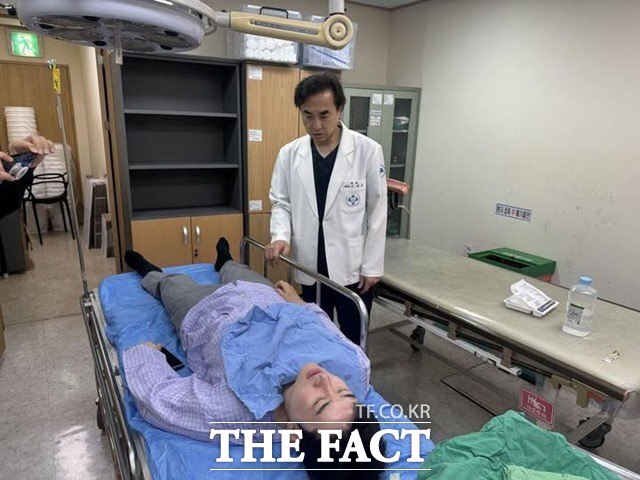 정이한 개혁신당 부산시장 후보가 지난달 27일 '음료수 테러'를 당한 뒤 병원으로 긴급 이송돼 치료를 받고 있다. /김철근 전 개혁신당 사무총장 SNS 갈무리