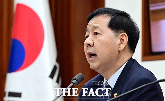 구윤철 부총리 겸 재정경제부 장관이 30일 오후 서울 종로구 정부서울청사에서 열린 비상경제본부회의 겸 경제, 대외경제관계장관회의에 참석해 모두발언을 하고 있다. /임영무 기자