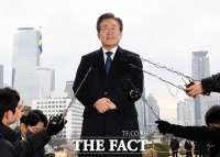  경찰, '가덕도 피습 사건' 조력자·경찰 간부 등 4명 송치