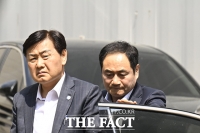  찡그린 얼굴로 종합특검 출석하는 김관영 지사 [포토]