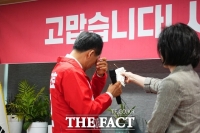  대구시장 후보들의 상반된 장면…추경호 눈물 흘리고, 김부겸 소주 마시고