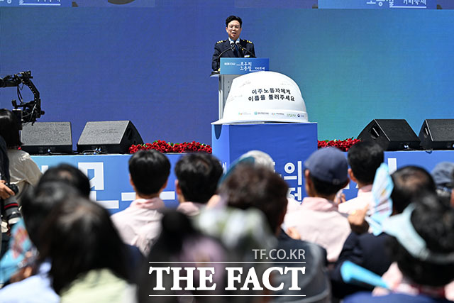 김영훈 고용노동부 장관이 개회사를 하고 있다.
