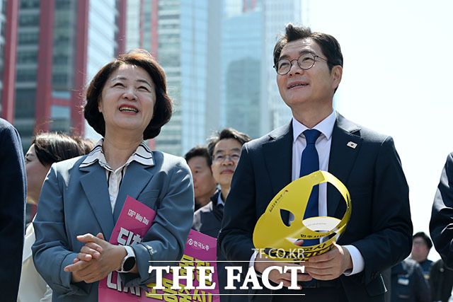 추미애 더불어민주당 경기지사 후보와 정원오 서울시장 후보(왼쪽에서 세 번째부터)를 비롯한 참석자들이 1일 오후 서울 영등포구 여의대로 일대에서 열린 ‘한국노총 전국노동자대회’에 참석해 묵념을 하고 있다. /서예원 기자