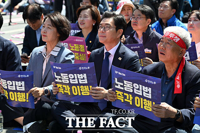 추미애 더불어민주당 경기지사 후보와 정원오 서울시장 후보(왼쪽에서 세 번째부터)를 비롯한 참석자들이 1일 오후 서울 영등포구 여의대로 일대에서 열린 ‘한국노총 전국노동자대회’에 참석해 묵념을 하고 있다. /서예원 기자