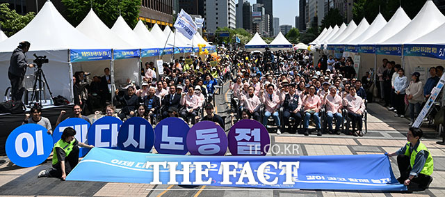 김영훈 고용노동부 장관이 개회사를 하고 있다.