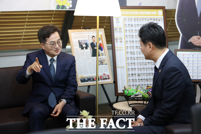 김동연 경기도지사가 업무 복귀 첫날인 20일 도의회에서 김진경 의장과 만나 대화하고 있다. /경기도