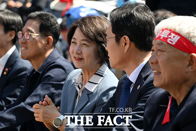 추미애 더불어민주당 경기지사 후보와 정원오 서울시장 후보(왼쪽에서 세 번째부터)를 비롯한 참석자들이 1일 오후 서울 영등포구 여의대로 일대에서 열린 ‘한국노총 전국노동자대회’에 참석해 묵념을 하고 있다. /서예원 기자