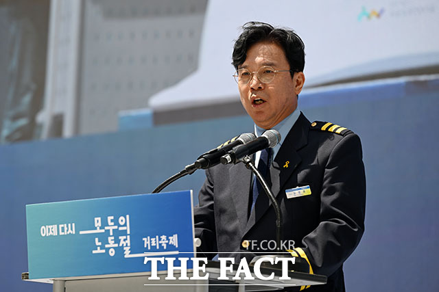김영훈 고용노동부 장관이 개회사를 하고 있다.
