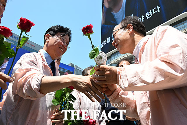 김영훈 고용노동부 장관이 개회사를 하고 있다.