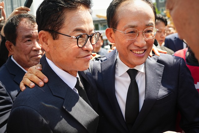 추경호 국민의힘 대구시장 예비후보(오른쪽)와 이철우 국민의힘 경북지사 예비후보가 1일 박정희 전 대통령 생가에 방문한 뒤 공동선언문을 통해 TK(대구·경북) 원팀을 강조했다. /추경호 의원실