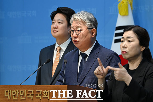 개혁신당이 1일 더불어민주당이 발의한 '조작기소 특검법'을 강하게 비판했다. 사진은 개혁신당 소속으로 경기도지사에 출마하는 조응천 전 의원(가운데)이 지난달 28일 오전 서울 여의도 국회 소통관에서 출마 기자회견을 하는 모습. 맨 왼쪽은 이준석 대표. /서예원 기자