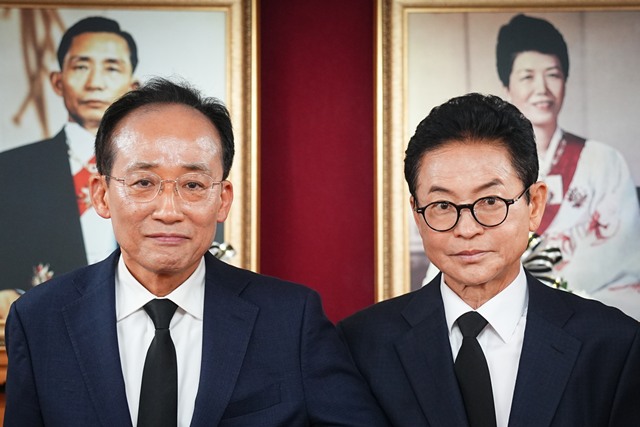추경호 국민의힘 대구시장 예비후보(왼쪽)와 이철우 국민의힘 경북지사 후보가 1일 박정희 전 대통령 생가에 방문해 기념사진을 촬영하고 있다. /추경호 의원실