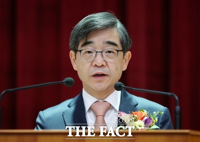 대장동 의혹의 핵심인물 김만배 씨가 대주주인 화천대유자산관리에서 위법하게 변호사 활동을 한 혐의로 재판에 넘겨진 권순일 전 대법관에게 검찰이 징역 1년을 구형했다.2020.10.30./뉴시스