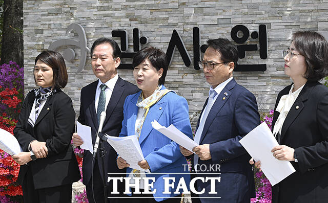 서영교 위원장 등 위원들이 지난달 23일 서울 종로구 감사원에서 열린 '윤석열 정치검찰 조작기소 의혹 사건 진상규명 국정조사특별위원회' 현장조사를 마치고 기자회견을 하고 있다. 왼쪽부터 진보당 손솔 의원, 더불어민주당 정태호 의원, 서 위원장, 박선원 의원, 이주희 의원. /국회사진기자단