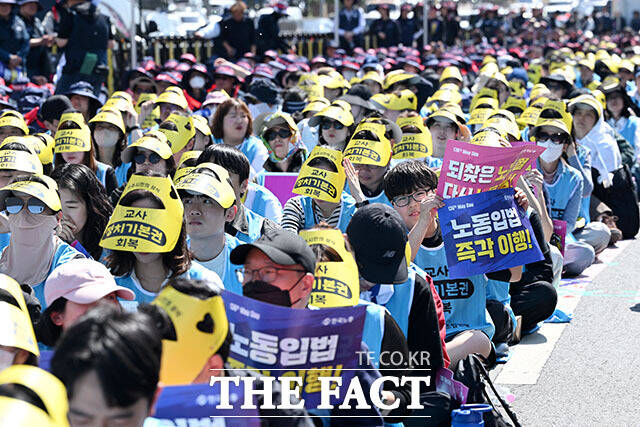 한국노총 전국노동자대회가 1일 오후 서울 영등포구 여의대로 일대에서 열린 가운데 참석자들이 손피켓을 들어보이고 있다. /서예원 기자