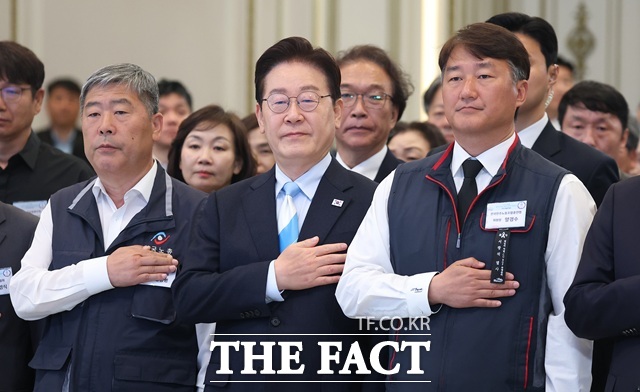 이재명 대통령이 1일 청와대에서 열린 2026 노동절 기념식에서 국민의례를 하고 있다. 왼쪽부터 김동명 한국노동조합총연맹 위원장, 이 대통령, 양경수 전국민주노동조합총연맹(민주노총) 위원장. /뉴시스