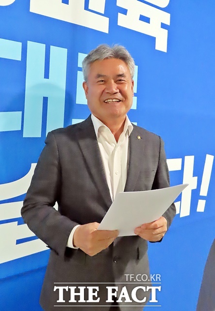 안광식 예비후보가 자신의 선거사무소에 걸려 있는 대형 현수막 앞에서 기념촬영을 하고 있다. /김형중 기자
