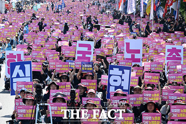 한국노총 전국노동자대회가 1일 오후 서울 영등포구 여의대로 일대에서 열린 가운데 참석자들이 손피켓을 들어보이고 있다. /서예원 기자