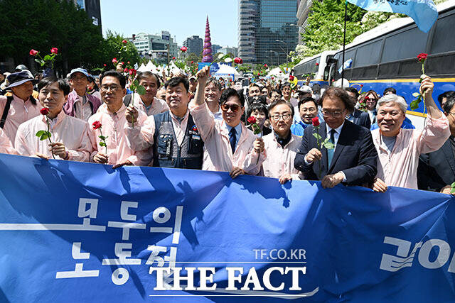 김영훈 고용노동부 장관(가운데)을 비롯한 참석자들이 1일 오전 서울 중구 청계광장에서 열린 ‘5.1km 걷기 페스티벌’에 참석해 행진을 하고 있다. /서예원 기자