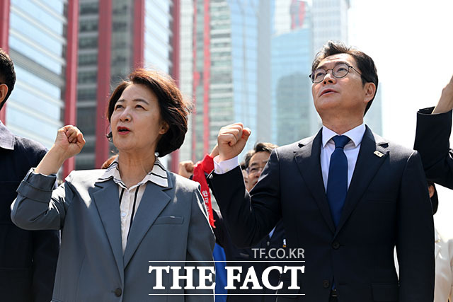 정원오 더불어민주당 서울시장 후보(오른쪽)와 추미애 경기지사 후보가 1일 오후 서울 영등포구 여의대로 일대에서 열린 ‘한국노총 전국노동자대회’에 참석해 구호를 외치고 있다. /서예원 기자