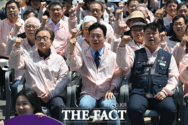 김영훈 고용노동부 장관이 개회사를 하고 있다.