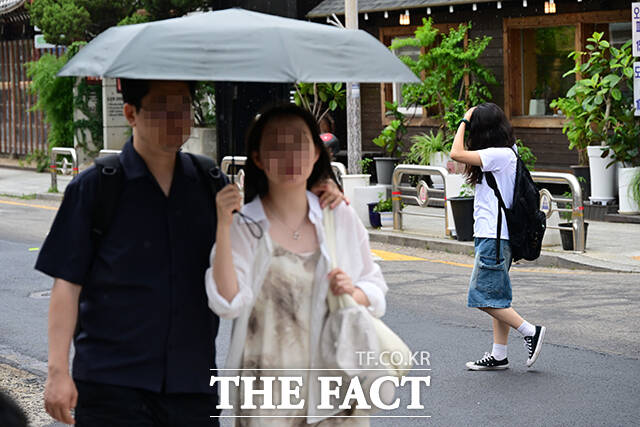 연휴 둘째 날이자 토요일은 전국이 대체로 흐린 가운데, 일부 지역에서는 밤부터 약한 빗방울이 떨어지겠다. /남윤호 기자