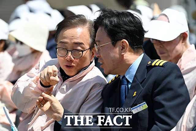 김영훈 고용노동부 장관이 개회사를 하고 있다.