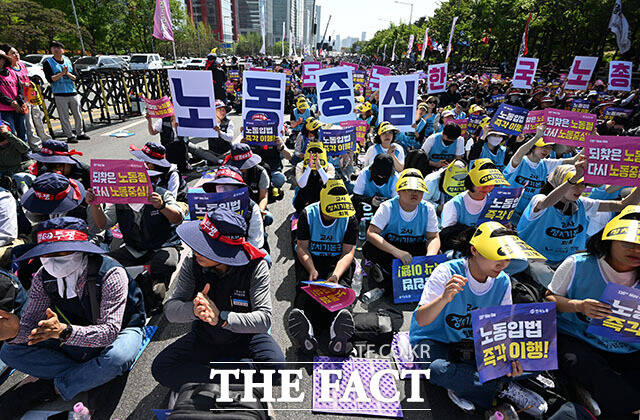 한국노총 전국노동자대회가 1일 오후 서울 영등포구 여의대로 일대에서 열린 가운데 참석자들이 손피켓을 들어보이고 있다. /서예원 기자