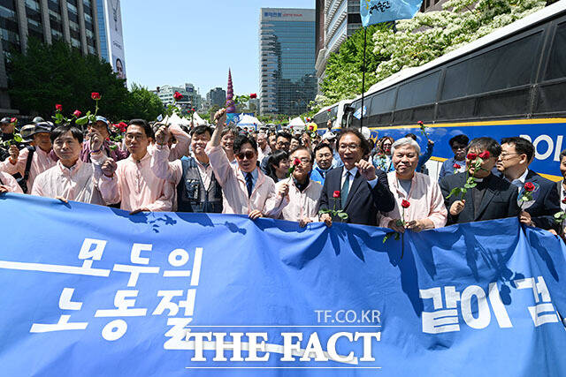 김영훈 고용노동부 장관이 개회사를 하고 있다.