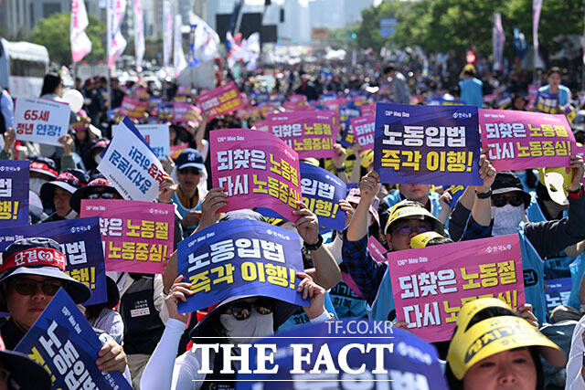 한국노총 전국노동자대회가 1일 오후 서울 영등포구 여의대로 일대에서 열린 가운데 참석자들이 손피켓을 들어보이고 있다. /서예원 기자
