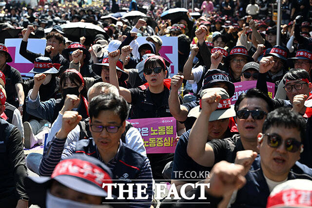 한국노총 전국노동자대회가 1일 오후 서울 영등포구 여의대로 일대에서 열린 가운데 참석자들이 손피켓을 들어보이고 있다. /서예원 기자