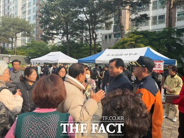 최민호 세종시장 후보(베이지색 외투)가 1일 조치원읍 죽림리 한 아파트 지하 전기실 화재로 단전과 단수가 이어지자 밤새 현장을 지키며 주민 지원에 나섰다. /최민호 캠프