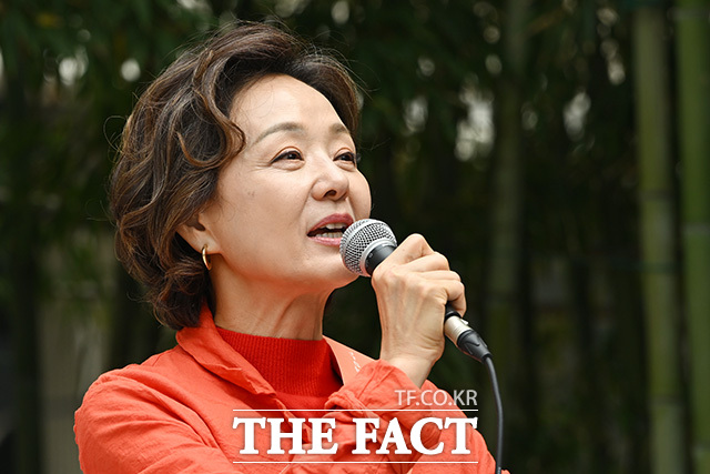인사말하는 배우 배종옥.