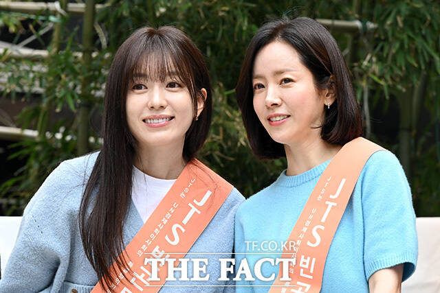 거리모금 캠페인 나선 한효주-한지민 '주말 명동 빛내는 미모'.