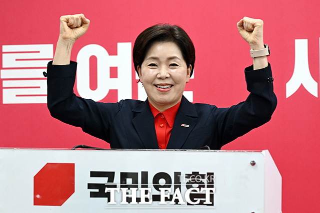 국민의힘 경기도지사 후보로 확정된 양향자 의원이 2일 오전 서울 여의도 국민의힘 중앙당사에서 인사말을 한 뒤 포즈를 취하고 있다. /남용희 기자