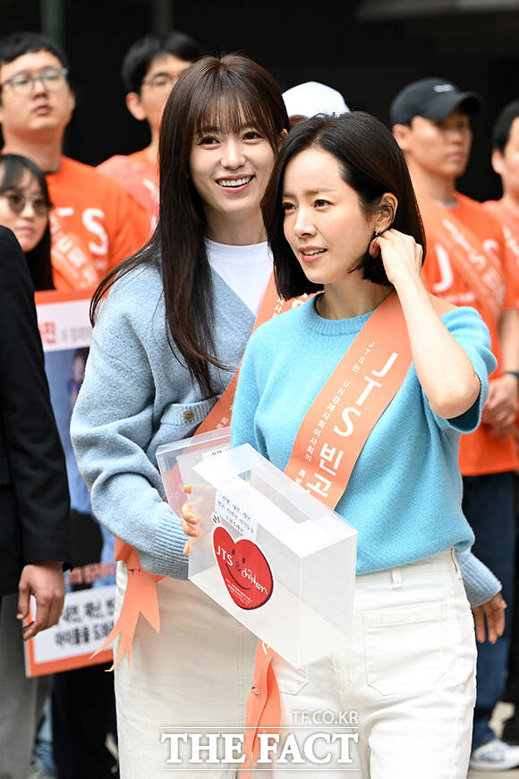 배우 한효주(왼쪽)와 한지민.