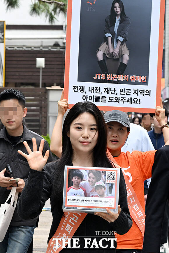 거리모금 함께하는 배우 조혜정.