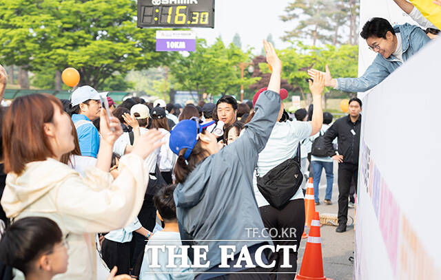 마라톤 대회 참석해 시민들에게 인사하는 정원오 더불어민주당 서울시장 후보와 오세훈 국민의힘 서울시장 후보(왼쪽 네 번째부터). /정원오 캠프
