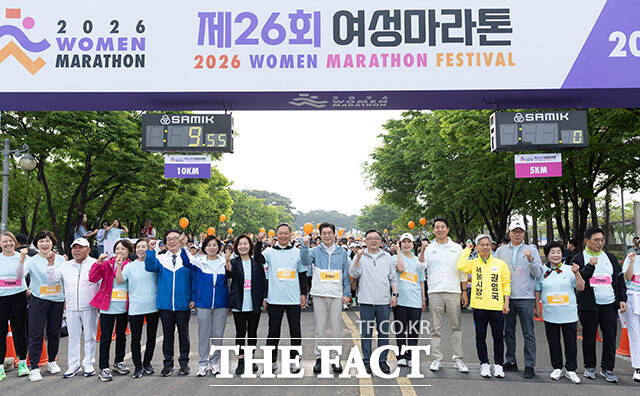 마라톤 대회 참석해 시민들에게 인사하는 정원오 더불어민주당 서울시장 후보와 오세훈 국민의힘 서울시장 후보(왼쪽 네 번째부터). /정원오 캠프