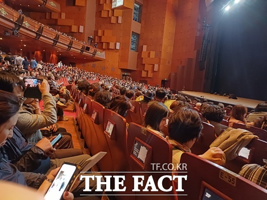 전국투어의 첫 포문을 연 이번 공연은 단순한 기념 콘서트를 넘어, 한국 대중음악사에서 한 시대를 관통한 아티스트의 현재진행형 기록이었다. 약 2시간 동안 이어진 공연은 한 편의 서사시처럼 흘러갔다. 사진은 윤수일 세종문화회관 콘서트를 앞두고 가진 <강일홍의 스페셜 인터뷰> 장면. /이상빈 기자