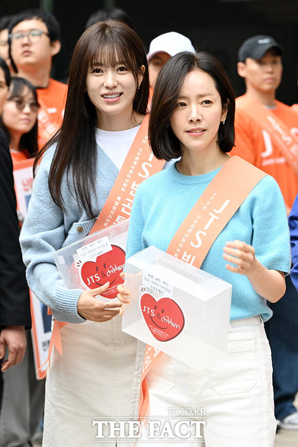 거리모금 캠페인 나선 한효주-한지민 '주말 명동 빛내는 미모'.