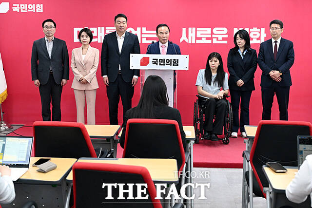 국민의힘 경기도지사 후보 발표하는 박덕흠 국민의힘 공천관리위원장(가운데).